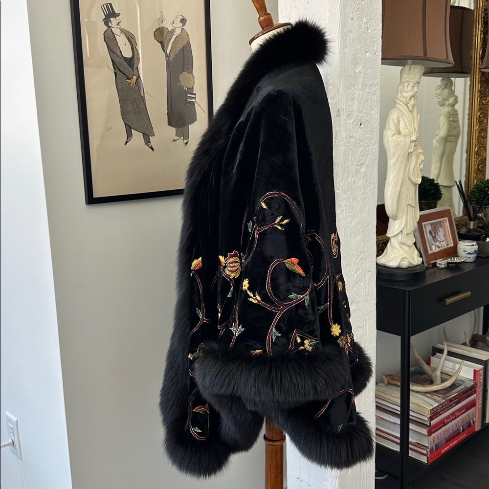 Unbranded Black Fur Trimmed Cape with Metallic Thread Embroidery - Picture 3 of 12